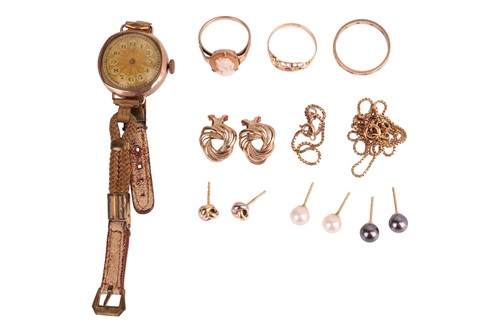 Lot 49 - A mixed group of jewellery items comprising a...