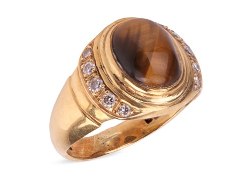 Lot 199 - A tiger’s eye cabochon ring in 18ct gold,...
