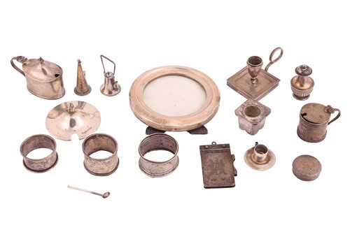 Lot 167 - An aggregate of silver items; including a...