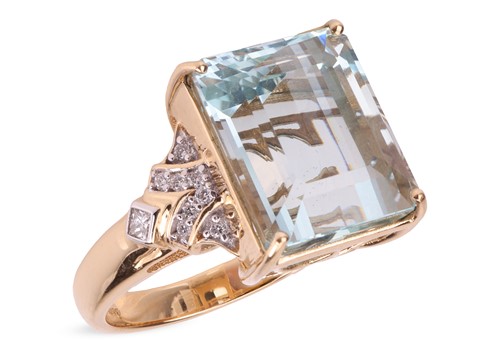 Lot 161 - An aquamarine dress ring in 18ct gold,...