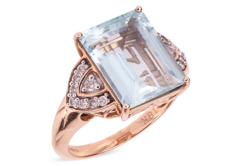 Lot 163 - An aquamarine solitaire ring in 18ct gold,...