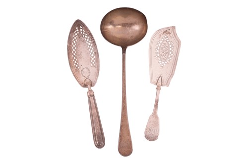 Lot 340 - A George III fish slice, fiddle pattern with...