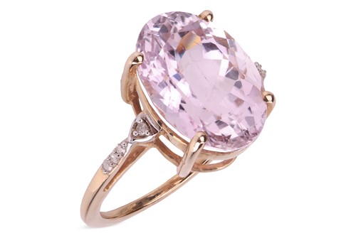 Lot 24 - A kunzite solitaire ring in 9ct yellow gold,...