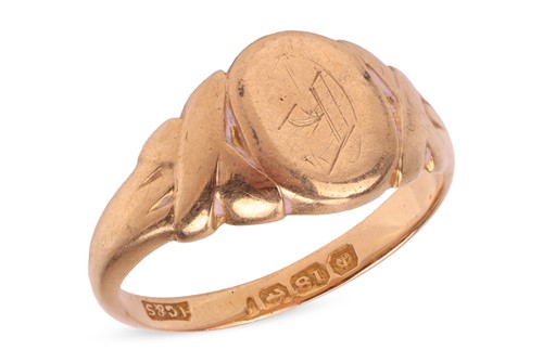 Lot 7 - A signet ring in 18ct yellow gold, the oval...