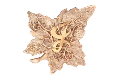Lot 105 - A leaf brooch in 9ct yellow gold, modelled...