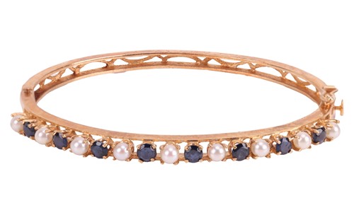 Lot 116 - A sapphire and cultured pearl hinged bangle,...