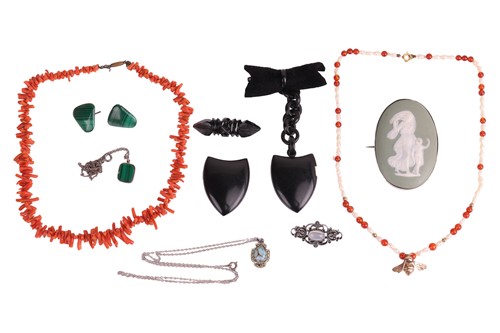 Lot 100 - A mixed group of jewellery items comprising a...