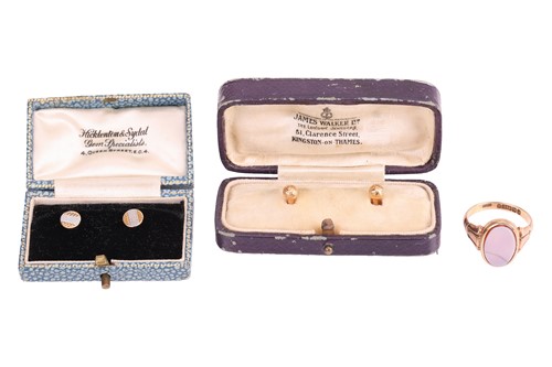 Lot 96 - An agate-set signet ring, in 9ct yellow gold,...