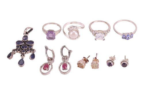 Lot 114 - A group lot of jewellery, including a paste...