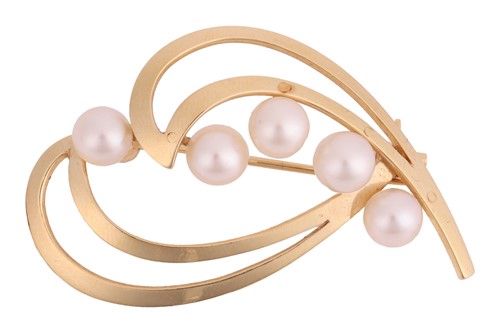 Lot 221 - Mikimoto - A cultured pearl brooch, the...