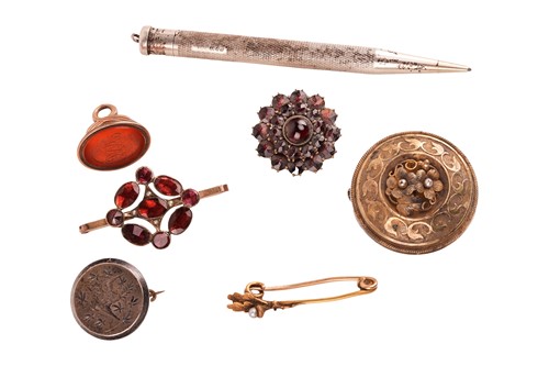Lot 109 - A mixed group of items comprising a garnet-set...