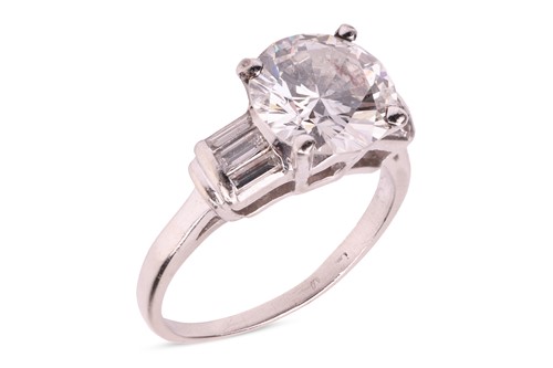 Lot A Late Art Deco diamond solitaire ring,...