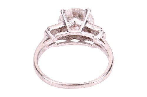 Lot A Late Art Deco diamond solitaire ring,...