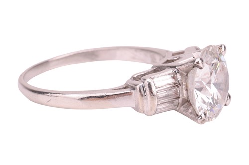 Lot A Late Art Deco diamond solitaire ring,...
