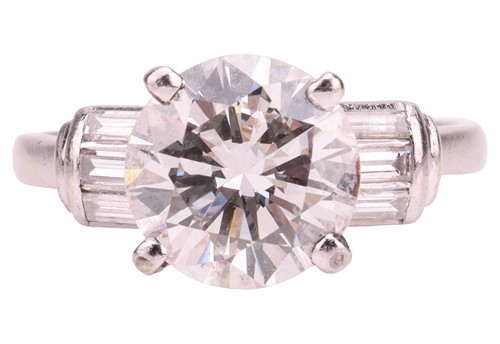 Lot A Late Art Deco diamond solitaire ring,...