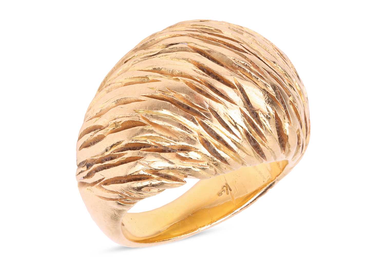 Lot Kutchinsky - a textured bombe ring in 18ct...