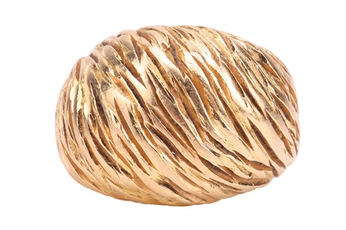 Lot Kutchinsky - a textured bombe ring in 18ct...