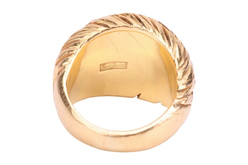 Lot Kutchinsky - a textured bombe ring in 18ct...