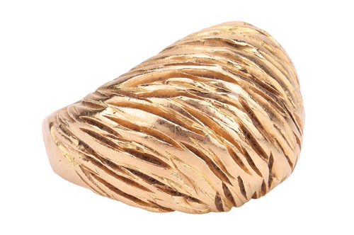 Lot Kutchinsky - a textured bombe ring in 18ct...
