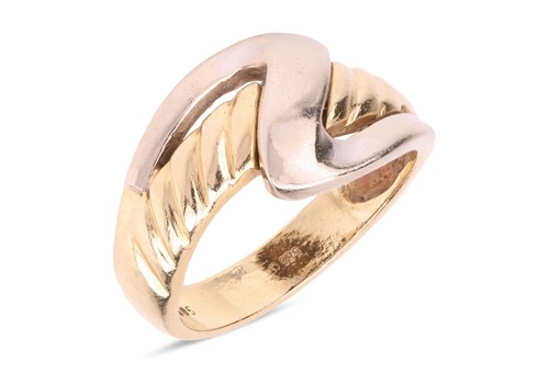 Lot A dress ring, of bi-coloured and reeded design,...