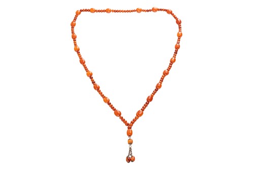 Lot 109 - A butterscotch amber necklace, featuring a...
