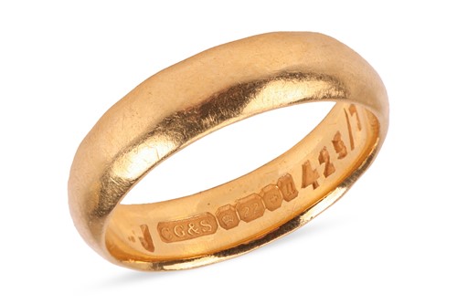 Lot A wedding band in 22ct gold, in polished...