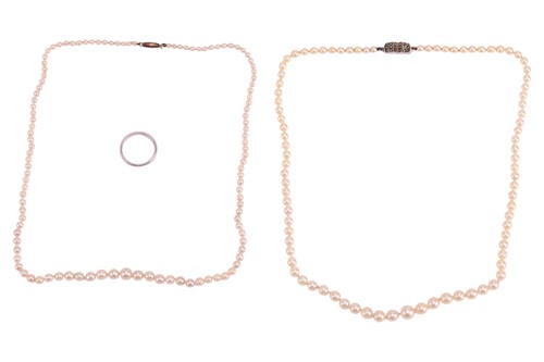 Lot 74 - A small group of jewellery items comprising a...