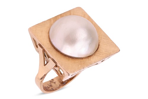 Lot 115 - A mabé pearl dress ring, the square ring head...