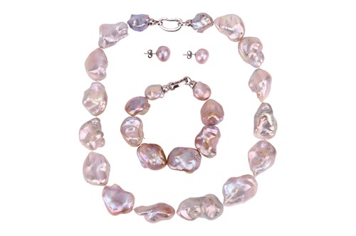 Lot 185 - A lilac freshwater baroque pearl suite,...