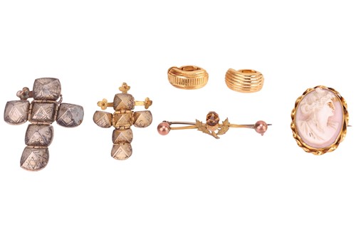 Lot 173 - A group of jewellery items, to include two...