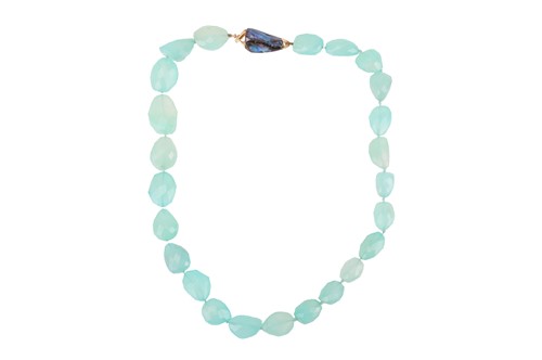 Lot A dyed agate necklace with clasp set with...