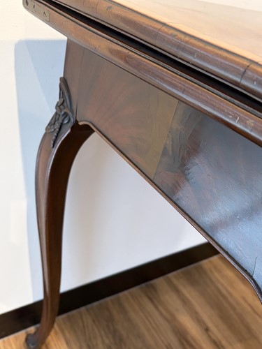 Lot 91 - A good pair of George III mahogany Hepplewhite...