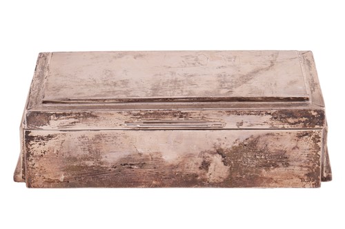Lot An Art Deco silver cigar box, by Walker & Hall,...