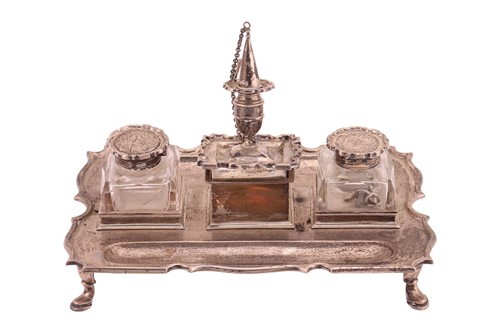 Lot 402 - A silver desk inkstand, London 1917 by...