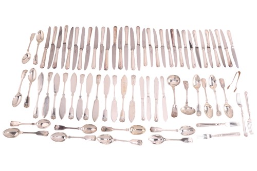 Lot 424 - A silver canteen with fiddle, thread and shell...