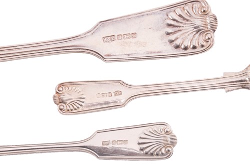 Lot 424 - A silver canteen with fiddle, thread and shell...