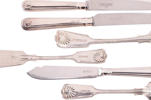 Lot 424 - A silver canteen with fiddle, thread and shell...