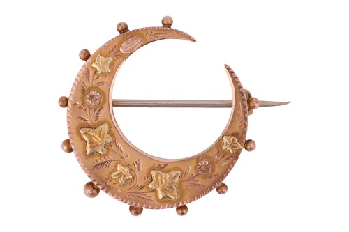 Lot 43 - A Late Victorian crescent brooch in 9ct...