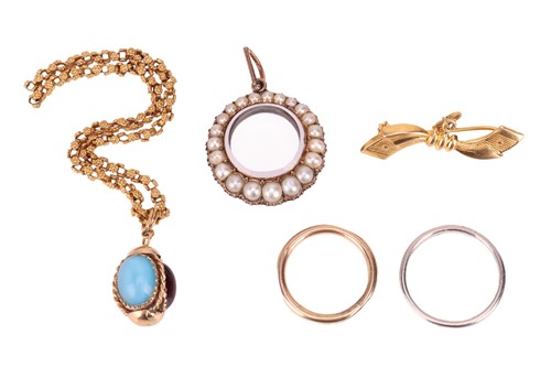 Lot 123 - A collection of jewellery, comprising of a...