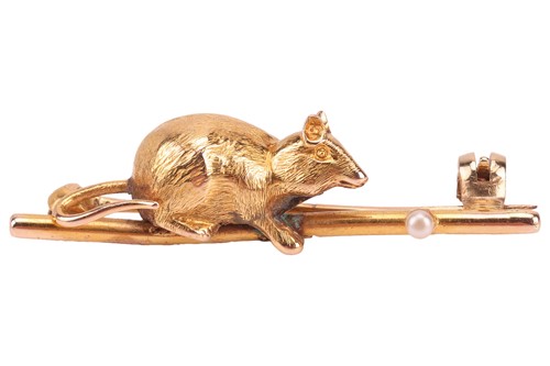 Lot 42 - A mouse bar brooch, sculpted as a perching...