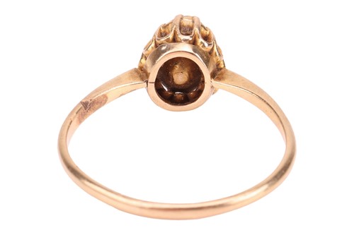 Lot 31 - A rose-cut diamond solitaire ring, featuring a...