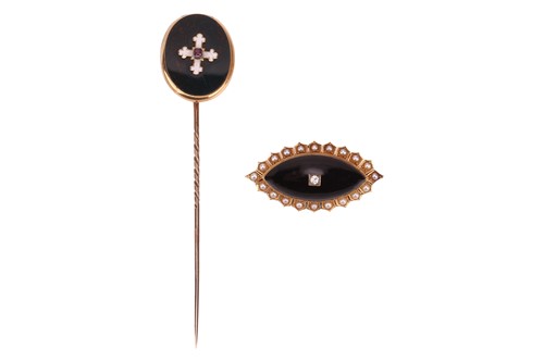 Lot 28 - A Victorian stick pin and a brooch; the oval...