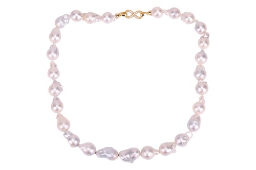 Lot 283 - A white cultured South Sea pearl necklace,...
