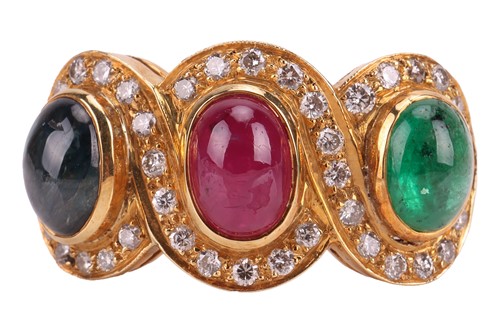 Lot A multi-gem triple cluster ring, collet-set...