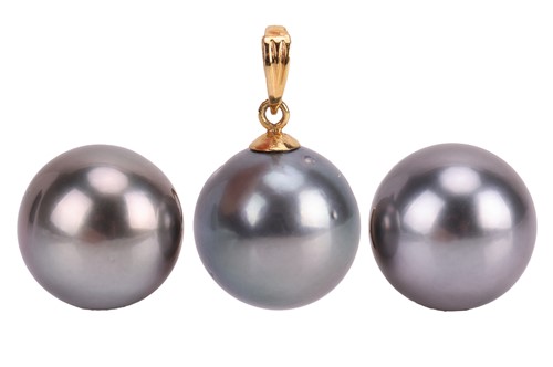 Lot 275 - A pair of cultured Tahitian pearl stud...
