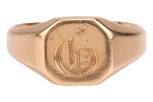 Lot 12 - A signet ring in 18ct yellow gold, the...
