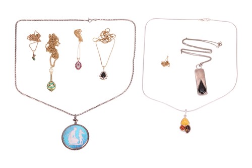 Lot 97 - A small group of jewellery items comprising a...