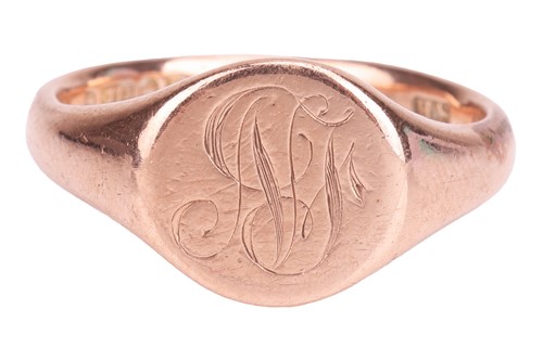 Lot 143 - A signet ring in 9ct rose gold, the round ring...