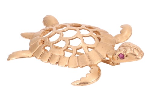 Lot 149 - A turtle brooch, the shell of pierced openwork...