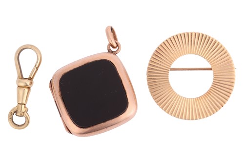 Lot 88 - Three jewellery items; A yellow metal lobster...